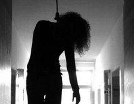 girl-hanging