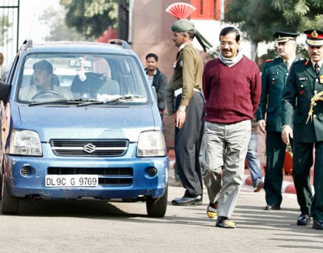 kejriwal with car